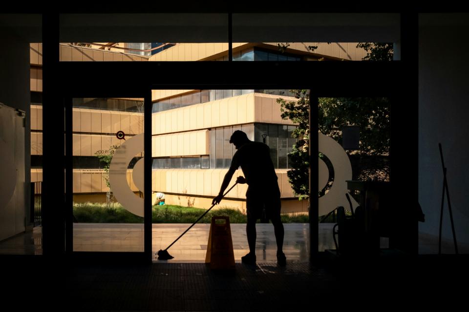 Hombre fregando un portal